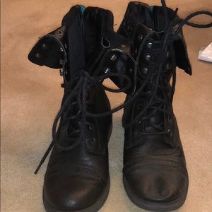 justice studded combat boots, size 3